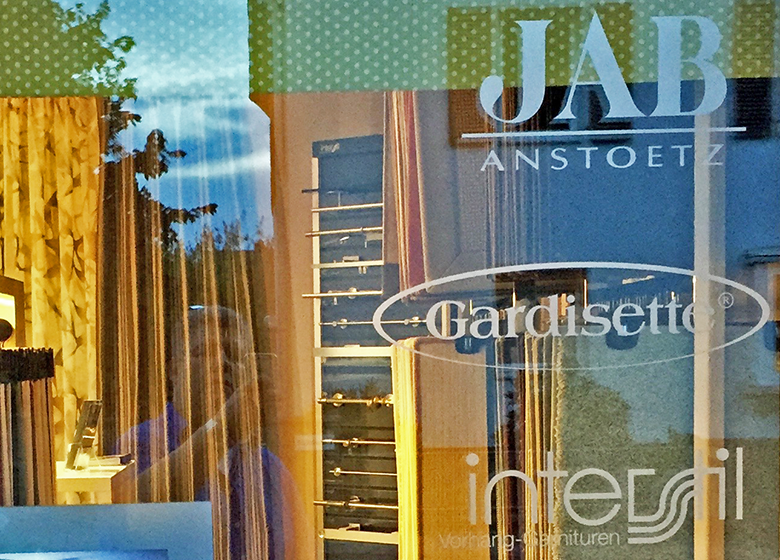 JAB Anstoetz Gardinen und Interstil Vorhangstangen bei Horstmann Raumausstatter in Schaumburg